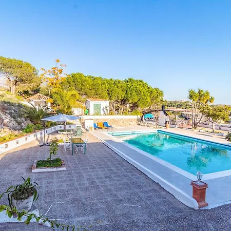 Hébergement de vacances 4 Bedroom Lovely In *