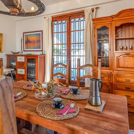 4 Bedroom Lovely In מיחאס