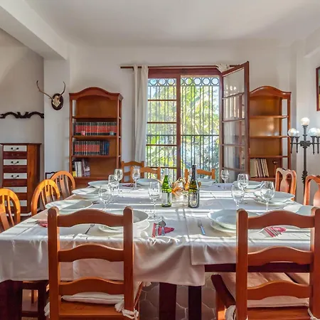בית נופש 4 Bedroom Lovely In