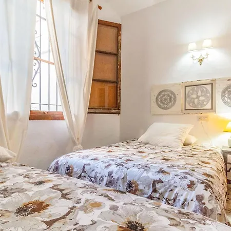 בית נופש 4 Bedroom Lovely In *