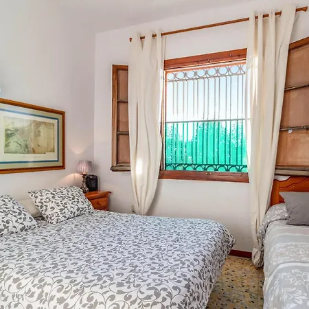 בית נופש 4 Bedroom Lovely In *
